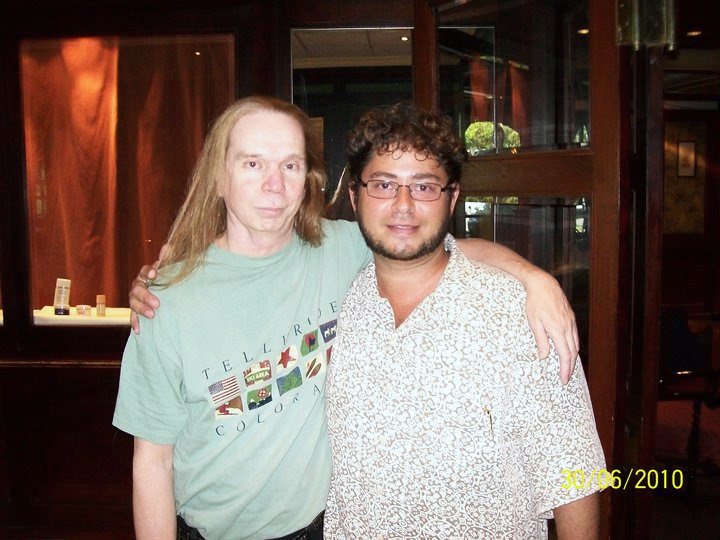 Yan Kayary con Lyle Mays, abrazados, frente a un restaurante